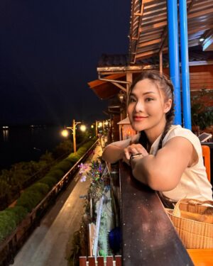 Nuntita Khampiranon Instagram - ดื่มด่ำกับวัฒนธรรมอันงดงาม แบบ อีสานตอนบน ที่ ถนนคนเดิน อำเภอ เชียงคาน ริมแม่น้ำโขง เป็นอีกหนึ่งที่ ที่ควรค่าแก่การมาเยือนมากๆค่ะ ❤️
