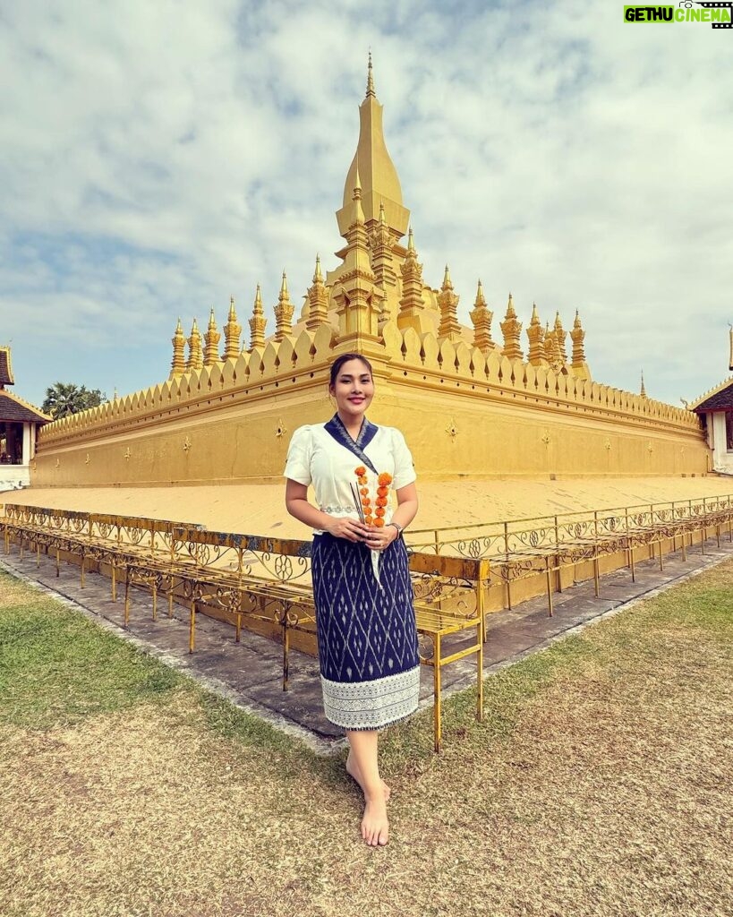 Nuntita Khampiranon Instagram - ขอเป็นสาวลาว เวียงจันทร์ หนึ่งวันนะคะ #สักการะวัดพระธาตุหลวง #เวียงจันทร์ วัดพระธาตุหลวง เวียงจันทน์