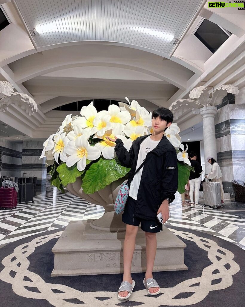 Oh Han-kyul Instagram - vacation2023✈️ . #오한결 #청소년배우오한결 #오늘도수고한_한결이_토닥토닥😉👏🏻 #밤비행기타고슝✈︎✈︎ #사이판_무사도착🌴😎 #예쁜꽃이활짝피었습니다🌸 #건강하고행복하게즐기고가자💕 Kensington Hotel Saipan