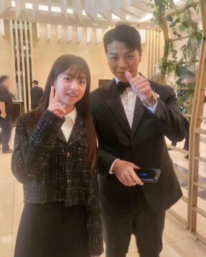 Ok Ye-rin Instagram - .
#결혼식 
언제봐도 반갑고 좋은분들 💓
사진엔 다 못담았지만 오랜만에 
인사나눈 분들 너무 반가웠습니다~

예린이도 열심히 더 클께요 ㅎㅎ
씩씩한 신랑도 너무 멋졌어요

결혼 축하드려요~~ 😊✨️
.
.
.
#영화 #챔피언
#삼촌들덩치에치임
#스윗한승훈이오빠
#팔씨름선수분들
