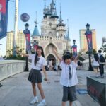 Ok Ye-rin Instagram - . #롯데월드 집에 있는 의상으로 컬러 맞추고 타이도 해주면 교복느낌 완성! 너희들 소년 소녀가 따로 없었네 순정만화 주인공인줄 🙊❤️ #매직패스 아이들 지치지 않게 원하는거 딱! 정해서 놀이기구 타고 퍼레이드 불꽃놀이까지 구경하고 종일 놀아서 피곤할즈음 #원더도어 편하게 호텔로 돌아가서 마저 호캉스 즐기기 패키지 최고다 진짜!✨️ . . . #닮은듯안닮은듯 #사이좋은남매 #교복 #커플룩 #남매룩 #롯데호텔월드 Lotte World