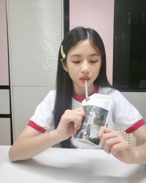 Ok Ye-rin Instagram - .
오늘 아침 출근전에도 
사과즙 마시고 미모 뿜뿜 😍

음료가 계속 생각나는 요즘
사과즙 얼려서 챙겨다니니깐
너무 좋네요~ 진하고 맛있고! 
한번에 한포로는 절대부족 ㅋㅋ

첨가물도 없고, GAP 인증받은 
문경 사과로만 착즙했데요 
그동안 먹어본 사과즙 중에 베스트!
.
.
.
.
🍎 @appleroad_ 
#동구밖과수원길사과즙 #JMT 
#사과즙추천 #문경사과즙