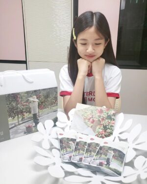 Ok Ye-rin Instagram - .
오늘 아침 출근전에도 
사과즙 마시고 미모 뿜뿜 😍

음료가 계속 생각나는 요즘
사과즙 얼려서 챙겨다니니깐
너무 좋네요~ 진하고 맛있고! 
한번에 한포로는 절대부족 ㅋㅋ

첨가물도 없고, GAP 인증받은 
문경 사과로만 착즙했데요 
그동안 먹어본 사과즙 중에 베스트!
.
.
.
.
🍎 @appleroad_ 
#동구밖과수원길사과즙 #JMT 
#사과즙추천 #문경사과즙