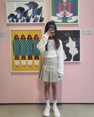 Ok Ye-rin Instagram - .
방학시작 한뒤로 
친구들이랑 집에와서 놀때 아니면 
얼굴보기 매우 힘든 딸
사진으로 보고있네 😂

알차게 계획 짜고
땀뻘뻘 흘리며 뛰어 놀고~
친구가 좋은 나이지
방학동안 좋은추억 많이 만들자 🥰
.
.
.
#여름방학 #전시추천
#이탈리안라이프스타일전
알렉산드로 멘디니, 카밀라 팔시니 등 
세계 거장들의 작업을 만나볼 수 있는곳 
#K현대미술관 #파지티브호텔