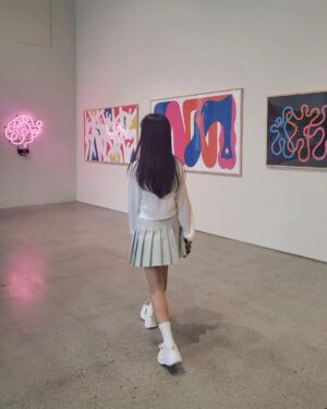 Ok Ye-rin Instagram - .
방학시작 한뒤로 
친구들이랑 집에와서 놀때 아니면 
얼굴보기 매우 힘든 딸
사진으로 보고있네 😂

알차게 계획 짜고
땀뻘뻘 흘리며 뛰어 놀고~
친구가 좋은 나이지
방학동안 좋은추억 많이 만들자 🥰
.
.
.
#여름방학 #전시추천
#이탈리안라이프스타일전
알렉산드로 멘디니, 카밀라 팔시니 등 
세계 거장들의 작업을 만나볼 수 있는곳 
#K현대미술관 #파지티브호텔