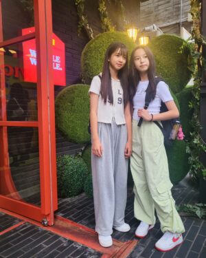 Ok Ye-rin Instagram - .
동생들이랑 커플우산 🌼
서연이 생축 🎂
언니가 사준 베이글 🥯
매주봐도 예쁜 친구들 💓

이번주도 고생했어! ^^
.
.
.
#위글위글집들이 
#압구정로데오 
#주말 #데이트
