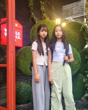 Ok Ye-rin Instagram - .
동생들이랑 커플우산 🌼
서연이 생축 🎂
언니가 사준 베이글 🥯
매주봐도 예쁜 친구들 💓

이번주도 고생했어! ^^
.
.
.
#위글위글집들이 
#압구정로데오 
#주말 #데이트