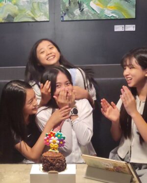 Ok Ye-rin Instagram - .
동생들이랑 커플우산 🌼
서연이 생축 🎂
언니가 사준 베이글 🥯
매주봐도 예쁜 친구들 💓

이번주도 고생했어! ^^
.
.
.
#위글위글집들이 
#압구정로데오 
#주말 #데이트