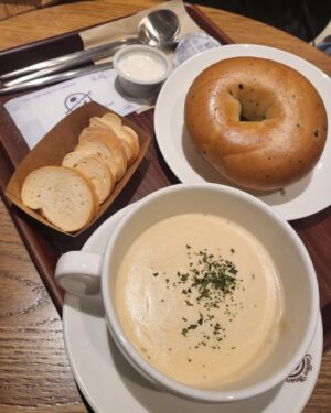 Ok Ye-rin Instagram - .
동생들이랑 커플우산 🌼
서연이 생축 🎂
언니가 사준 베이글 🥯
매주봐도 예쁜 친구들 💓

이번주도 고생했어! ^^
.
.
.
#위글위글집들이 
#압구정로데오 
#주말 #데이트