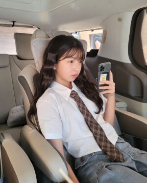 Ok Ye-rin Instagram - .
인형놀이 할수 있는 
딸이 있어서 햄볶 😍

이날의 #출근룩
유찬이 빨리 나아서 
누나랑 놀자 👐
@jinyuchan2012

피카츄 스티커... 킬포 🤦‍♀️

#옥예린
#비율천재 
#인형 #초6