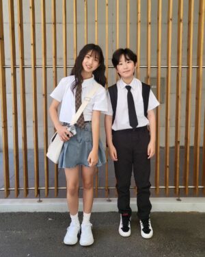 Ok Ye-rin Instagram - .
인형놀이 할수 있는 
딸이 있어서 햄볶 😍

이날의 #출근룩
유찬이 빨리 나아서 
누나랑 놀자 👐
@jinyuchan2012

피카츄 스티커... 킬포 🤦‍♀️

#옥예린
#비율천재 
#인형 #초6