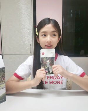 Ok Ye-rin Instagram - .
오늘 아침 출근전에도 
사과즙 마시고 미모 뿜뿜 😍

음료가 계속 생각나는 요즘
사과즙 얼려서 챙겨다니니깐
너무 좋네요~ 진하고 맛있고! 
한번에 한포로는 절대부족 ㅋㅋ

첨가물도 없고, GAP 인증받은 
문경 사과로만 착즙했데요 
그동안 먹어본 사과즙 중에 베스트!
.
.
.
.
🍎 @appleroad_ 
#동구밖과수원길사과즙 #JMT 
#사과즙추천 #문경사과즙