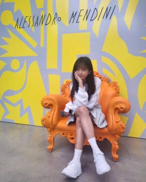 Ok Ye-rin Instagram - .
방학시작 한뒤로 
친구들이랑 집에와서 놀때 아니면 
얼굴보기 매우 힘든 딸
사진으로 보고있네 😂

알차게 계획 짜고
땀뻘뻘 흘리며 뛰어 놀고~
친구가 좋은 나이지
방학동안 좋은추억 많이 만들자 🥰
.
.
.
#여름방학 #전시추천
#이탈리안라이프스타일전
알렉산드로 멘디니, 카밀라 팔시니 등 
세계 거장들의 작업을 만나볼 수 있는곳 
#K현대미술관 #파지티브호텔