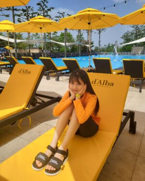 Ok Ye-rin Instagram - #광고 
.
우리집 인어공주
여름만되면 깜둥이 되는 예린이😎
야외에서 UV차단 제대로 되는 
긴팔 래쉬가드는 필수예요

집업이라 탈착도 편하고 
색상도 쨍해서 물놀이에 딱인듯🧡

샌들은 사이즈가 크지만
벨크로라 조절해서 신을수 있었어요
😊👍

.
.
@ng_apparel.kids
#내셔널지오그래픽키즈 #내셔널지오그래픽 #키즈래쉬가드 #여아수영복 #키즈샌들 #주니어신발 #주니어코디 #주니어옷 #키즈코디