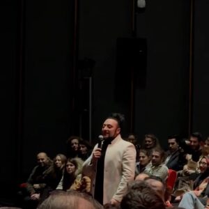 Okan Bayülgen Instagram - Repost from @tastecode
•
Shakespeare’in III. Richard çevirisi, Okan Bayülgen’in dokunuşuyla tiyatro sahnelerinde! 

Okan Bayülgen, bu yeni yüzyılın ilk çeyreğinden bakıyor Shakespeare’in Richard’ına. Modern filozofların yaklaşımlarıyla ele alarak Richard’ın gerçekliğini, Shakespeare’in Richard’ı hikâyeleştirmesini tartışmaya açıyor. Yabancı olmayı, yalnızlaşmayı, vahşileşmeyi tartışırken hayali bir tiyatro kumpanyası Shakespeare’in III. Richard’ını tekrar oynuyor.

Oyuna gitmeden önce anlaşılması zor olduğuna dair yorumlar duymuştuk. Anlaşılmasının zor olduğunu düşünmüyorum ancak takip etmesi oldukça zor bir oyundu. Oyuncular sahnede mikrofondan konuşuyor yani sesler oyuncunun bulunduğu noktadan gelmiyor. Bazı noktalarda hangi oyuncunun konuştuğunu anlamak mümkün olmuyor çünkü takip ışığı mevcut değil. 

Oyun sonrasında tüm oyuncularla beraber Okan Bayülgen 40-45 dakika boyunca bir söyleşi gerçekleştiriyor. Muhteşem keyifli bir sohbetti. Giderseniz kesinlikle katılmanızı öneririm. Kafanızda oluşan tüm soru işaretleri bu söyleşide gideriliyor ve oyunun derinliğini, arka planını burada çok daha iyi anlıyorsunuz.

Oyun İstanbul ve Ankara’da oynamaya devam ediyor. Biz yaklaşık 1 ay öncesinden biletlerimizi almıştık o yüzden acele etmenizi öneririz. Biletlere ve oyun takvimine @passo ve @biletix üzerinden ulaşabilirsiniz.

Kesinlikle uluslararası standartlarda bir iş, umarız yurtdışında da oynarlar!

#tiyatro #kultur #richard #kralrichard #kingrichard #musicals #musicaltheatre #musical #theater #love #okanbayülgen #follow #explore #passo #biletix #event #öneçıkar #etkinlik #trending #viral #keşfet #keşfetteyiz #beniöneçıkart #fyp #love #foryou #photooftheday #fypシ