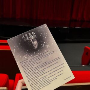 Okan Bayülgen Instagram - Repost from @tastecode
•
Shakespeare’in III. Richard çevirisi, Okan Bayülgen’in dokunuşuyla tiyatro sahnelerinde! 

Okan Bayülgen, bu yeni yüzyılın ilk çeyreğinden bakıyor Shakespeare’in Richard’ına. Modern filozofların yaklaşımlarıyla ele alarak Richard’ın gerçekliğini, Shakespeare’in Richard’ı hikâyeleştirmesini tartışmaya açıyor. Yabancı olmayı, yalnızlaşmayı, vahşileşmeyi tartışırken hayali bir tiyatro kumpanyası Shakespeare’in III. Richard’ını tekrar oynuyor.

Oyuna gitmeden önce anlaşılması zor olduğuna dair yorumlar duymuştuk. Anlaşılmasının zor olduğunu düşünmüyorum ancak takip etmesi oldukça zor bir oyundu. Oyuncular sahnede mikrofondan konuşuyor yani sesler oyuncunun bulunduğu noktadan gelmiyor. Bazı noktalarda hangi oyuncunun konuştuğunu anlamak mümkün olmuyor çünkü takip ışığı mevcut değil. 

Oyun sonrasında tüm oyuncularla beraber Okan Bayülgen 40-45 dakika boyunca bir söyleşi gerçekleştiriyor. Muhteşem keyifli bir sohbetti. Giderseniz kesinlikle katılmanızı öneririm. Kafanızda oluşan tüm soru işaretleri bu söyleşide gideriliyor ve oyunun derinliğini, arka planını burada çok daha iyi anlıyorsunuz.

Oyun İstanbul ve Ankara’da oynamaya devam ediyor. Biz yaklaşık 1 ay öncesinden biletlerimizi almıştık o yüzden acele etmenizi öneririz. Biletlere ve oyun takvimine @passo ve @biletix üzerinden ulaşabilirsiniz.

Kesinlikle uluslararası standartlarda bir iş, umarız yurtdışında da oynarlar!

#tiyatro #kultur #richard #kralrichard #kingrichard #musicals #musicaltheatre #musical #theater #love #okanbayülgen #follow #explore #passo #biletix #event #öneçıkar #etkinlik #trending #viral #keşfet #keşfetteyiz #beniöneçıkart #fyp #love #foryou #photooftheday #fypシ