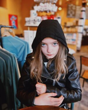 Olive Elise Abercrombie Instagram - Just hangin’ around bein’ a bird whisperer (as usual) 🦅