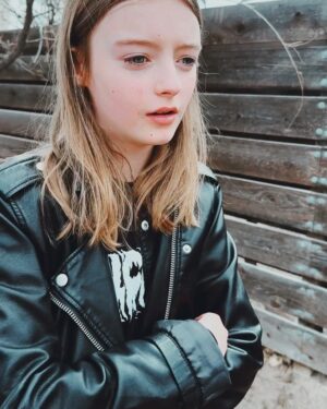 Olive Elise Abercrombie Instagram - Just hangin’ around bein’ a bird whisperer (as usual) 🦅
