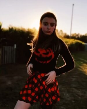 Olive Elise Abercrombie Instagram - Stretchy face pumpkin sweater bringing extra horror to the haunted corn maze this year. 🎃 🔪