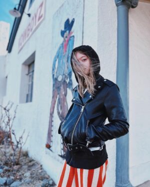 Olive Elise Abercrombie Instagram - Just hangin’ around bein’ a bird whisperer (as usual) 🦅