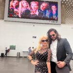 Olivia Collins Instagram - Nos vemos mañana en @teatrosanjeronimoindependencia 🛫 @obrabuscoalhombre 🌟 #comedia #obra #teatro #buscoalhombredemividamaridoyatuve #teatrosanjeronimo #aeropuerto #oliviacollins Aicm T2