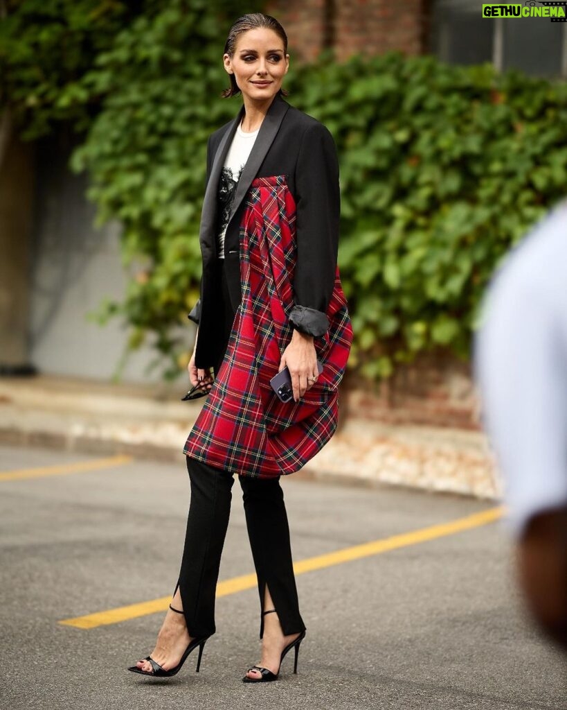 Olivia Palermo Instagram - Stepping into @MilanFashionWeek 💁🏼‍♀️🇮🇹💥💃🏻💕 happy to be back! 💇🏼‍♀️ @niky_epi 💄 @chykapuka 👗 @antoniomarrasofficial and @jonathansimkhai @simkhai @favorite.daughter 👠 @giuseppezanotti Milan, Italy