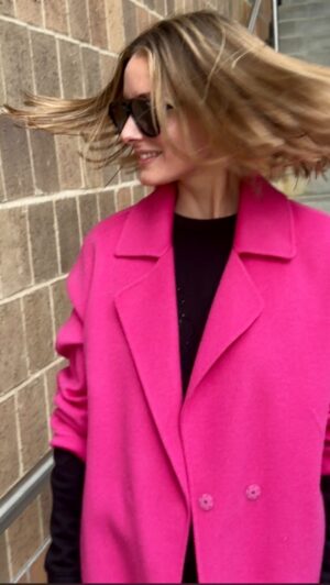 Olivia Palermo Instagram - Woke up, called my dear friend @andrecelebhair and this is how it went 💇‍♀️ ✂️ music on 🔊 💕💁🏼‍♀️💫💃🏻