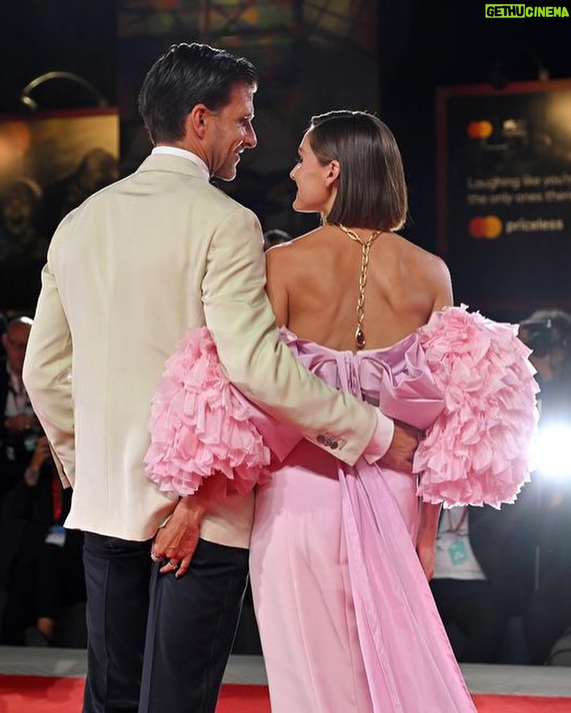 Olivia Palermo Instagram - The 80th Venice International Film Festival! 🎞️🎀🤵🏻 Thank you @campariusa for having Johannes and I as your guests 💕 👗: @tamararalph 💎: @marco_bicego 💄: @sam_tsan for @charlottetilbury 💇🏼‍♀️: @philippverheyen Venice, Italy