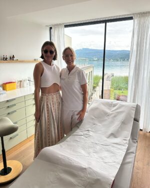 Olivia Palermo Instagram - My gut feeling asked me to come here 🤣😂 @vivamayrmariawoerth -

My body is always changing and it’s so important for my health to gut reset, detox and stress relief. 👌😀This week was so necessary and I learned so much from the great team of doctors and medical staff about the Modern Mayr medicine. 
Thank you all so much ❤️‍🩹🙏🏻🩷💁🏼‍♀️

#vivamayr #vivamayrmariawoerth