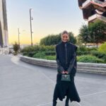 Olivia Palermo Instagram - Just a beautiful afternoon full of giggles 🤭 ⁣ ⁣ 🧥: @karllagerfeld ⁣ 👛: @hermes 👗: @goenjofficial 👢: @stuartweitzman Hudson Yards New York