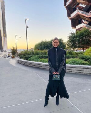 Olivia Palermo Instagram - Just a beautiful afternoon full of giggles 🤭 ⁣
⁣
🧥: @karllagerfeld ⁣
👛: @hermes 
👗: @goenjofficial 
👢: @stuartweitzman