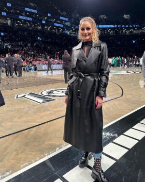 Olivia Palermo Instagram - Repped BK last night @brooklynnets 🏀⛹️ Thank you @mackage for the courtside seats!!!