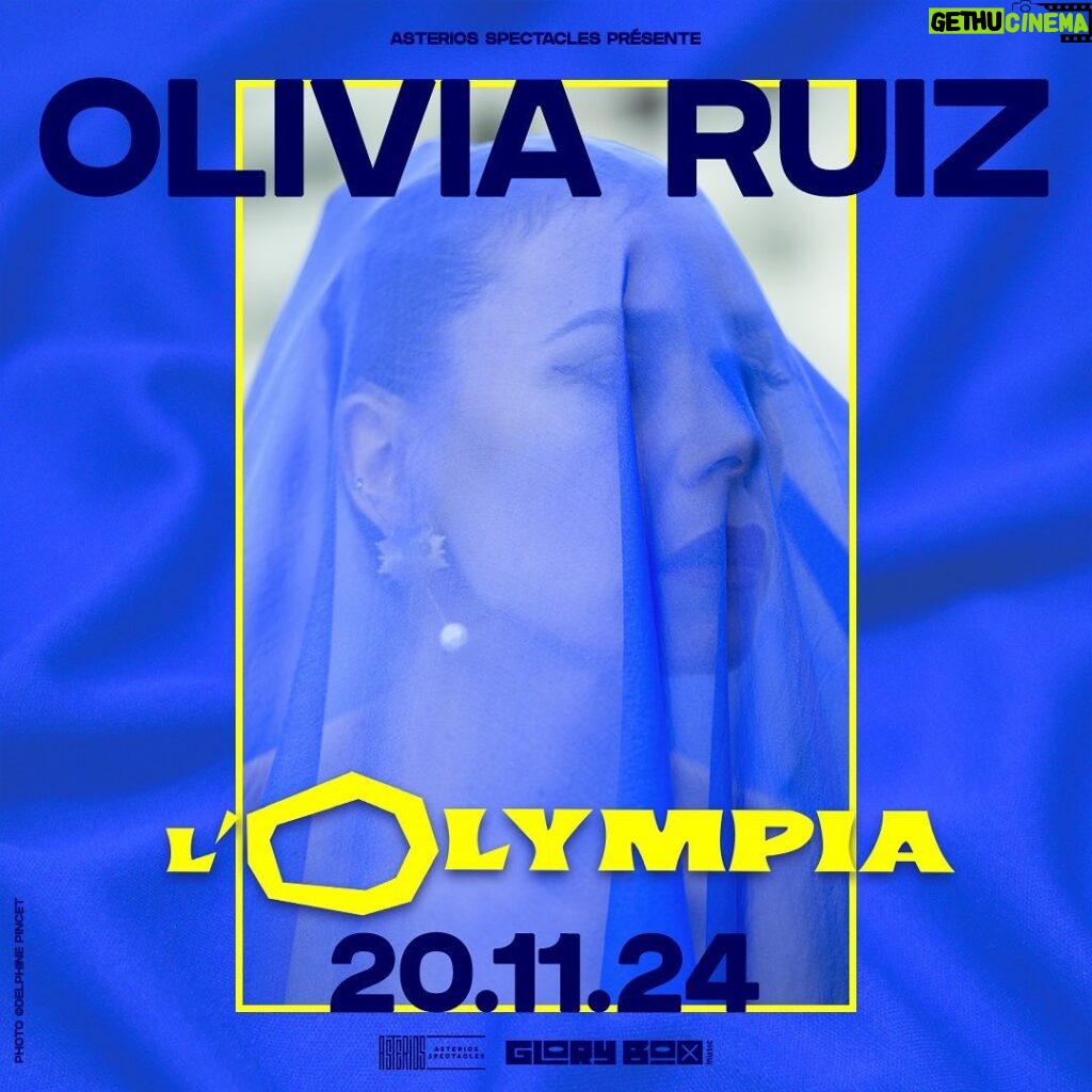 Olivia Ruiz Instagram - Mes jambes tremblent et mon coeur s’affole… Depuis la dernière fois que j’ai foulé cette scène, tant de choses se sont passées. En moi la peur et la joie s’entrechoquent et s’embrassent. Un joyeux bordel, encore 🥰😅 J’espère que vous serez là 🤞 Je vous embrasse Olivia Lien dans la bio