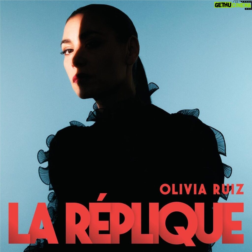 Olivia Ruiz Instagram - Surprise! 😉 À minuit, la chanson LE SEL, nouvel extrait de l’album à venir, sera entièrement votre. Hâte de savoir si elle vous plaît, et en attendant, que cette année soit pour chacun de vous telle que vous la rêvez! Je vous embrasse ❤️ 📸 @charlotteabramow 💙