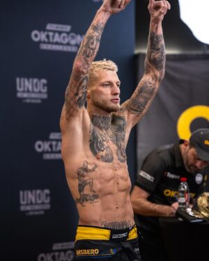 Ondřej Novotný Instagram - Tak se na to pojdme podivat…
1. spokojeni promoteri
2. rivalove v poslednim tangu
3. Nejdrazsi zapas ever o 430.000eur
4. Kdo bude 👑
5. Docka se tata Michailidis uspechu sveho syna?
6. Ktera se pokusi sesadit 👑
7. Nervozita a agrese
8. Nejsledovanejsi nastupovka ever 8mil +
9. Porazi David Goliase
10. Uhrane Surdu 🇮🇹 sampiona