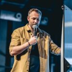 Ondřej Novotný Instagram - Po delsi dobe jsem neco cmaral na flipchart😜 Skvele publikum, tezke, ale o to zajimavejsi sekundovani hostum na stage a pro me spoustu inspirace. Dekuju za duveru🙏 @konference_cesty_na_vrchol #fightlifepokracuje