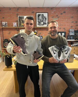 Ondřej Novotný Instagram - 🔥BLACK FRIDAY SOUTĚŽ🔥 tenisky za 5.000kc

Kdo by neměl rád tenisky? Myslím, že poslední dobou takoví lidé senad nejsou. I já je mám rád a vlastne cim dal radsi🤩
I proto mame v rodine a OKTAGONU  uz delsi dobu toho spravneho manika, ktery nam sezene to po cem touzime. 

A na cerny patek ti dame spolu šanci vyhrát jedny parádní tenisky za 5.000kc

Každý kdo splní následujici podmínky je automaticky zařazen do soutěže o poukaz v hodnote 5tis na vlastní výběr od @sellect.shop

Jediné co stačí udělat:

1️⃣ Začni sledovat profil @sellect.shop
2️⃣ Označ do komentáře 3 přátele

Vyhláseni proběhne tento pátek na BLACK FRIDAY (24.11.)
