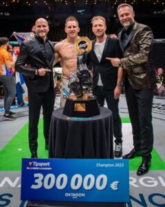 Ondřej Novotný Instagram - First ever 🔥 @tipsportcz GAMECHANGER 👑 @bojanvelickovicmma What a year 🤩 4 fights, 4 wins and 300.000€ - in 10 months Congrats my friend - well deserved 🏆✊ @oktagonmma #fightlifepokracuje