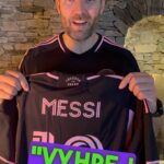 Ondřej Novotný Instagram - Vanoce pro ZAJICE 🎄🎁🔥 @kudybezizajic_official Vyhrej original herni dres Inter Miami - Messi v hodnote 179,-usd 🤩 Staci mit zaplacene HeroHero Zajice - link v Bio a sledovat nas na dvou profilech IG a X Do komentu pak oznac 2 kamarady, kteri by tento dres urcite radi ziskali✌️ No a pak uz jen hodne stesti pri losovani. Drzime palce a hezke Vanoce🎄