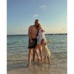 Ondřej Novotný Instagram - Letos už po třetí 🏝️ Náš tým se nemění, jen jeden člen je každý rok o něco větší 😍 #survivor #dominicanrepublic #family