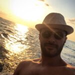 Onur Dilber Instagram - ‘’...Ben sularda batan bir ışık gibi sularda sönmek istiyorum! Denize dönmek istiyorum! Denize dönmek istiyorum! ‘’