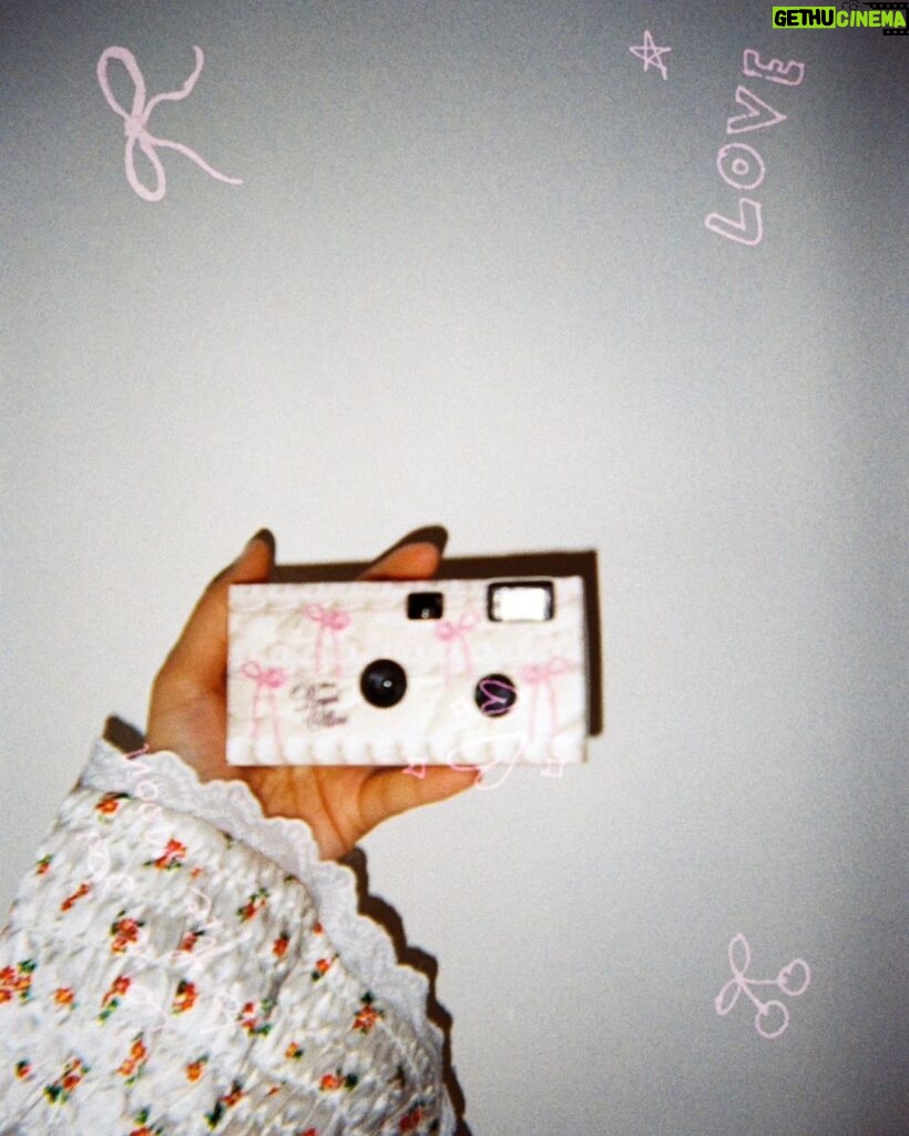 Oranicha Krinchai Instagram - My latest collaboration with @pico_officialth 🎀🎞 #PicoProudsFavCake200 📍🛒เปิดให้จองคืนพรุ่งนี้ เวลา 00.00 28JAN-3FEB นี้ ราคา PRE-SALE 990.- ราคานี้กล้องพร้อมฟิล์มมีลายในตัว ซื้อไปถ่ายได้เลยไม่ต้องซื้อฟิล์มเพิ่มค่ะ 🔥สินค้ามีจํานวนจํากัด เมื่อสินค้าแต่ละรอบส่งเต็มจะตัดเป็นรอบถัดไปอัตโนมัติ (ทยอยส่งสินค้าวันที่ 5-9 กุมภาได้ภายในวาเลนไทน์แน่นอน🥰) ราคานี้จะลดจากราคาเต็ม 1,190.- (เมื่อสั่งวันที่ 4 กุมภา เป็นต้นไป ส่งสินค้าวันที่12 กุมภาเป็นต้นไป รอบนี้จะไม่การันตีว่าได้ของทันวาเลนไทน์ค่า) สั่งได้ทางแชทไลน์ LINE@picofilm เช่น แจ้งว่ารับ Proud 2 ตัว 📥คืนพรุ่งนี้วันที่27 พิมพ์ทิ้งไว้ และตอน00.00 วันที่28 กดส่งมาโลด เดี๋ยวทางเรารีบมาตอบตามคิวค่ะ อย่าพิมพ์ซํ้าเข้ามาน้ามันจะเด้งไปข้างบนงับ🥹