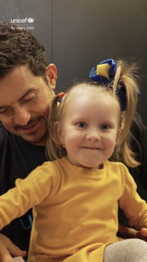 Orlando Bloom Instagram - Deep under a metro station in Kyiv, Ukraine, I visited a @unicef-supported safe space for children to play and learn.

War is having a devastating impact on children’s mental health and education.

They need peace now.