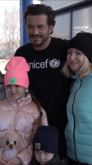 Orlando Bloom Instagram - In just one month, over 1.8m children have fled Ukraine. As a father, I can’t imagine how upset and confusing it must be  to have to leave everything behind.

During my visit to Moldova, it was heartbreaking to see families stream through the border after long journeys, with only a few belongings, and not knowing where their journey will end.

@unicef and partners are providing children and families with psychosocial care, mental health support, and protection services as they cross Ukraine’s borders. If you can help, go to the link in my bio. Every action counts.
