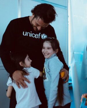 Orlando Bloom Instagram - Since the start of the war in #Ukraine, a child has become a refugee almost every single second. I’m in Moldova with @UNICEF meeting families who were forced to leave everything behind in search of safety.

Children in and outside of Ukraine need all the help you can give. Link in bio. 💙