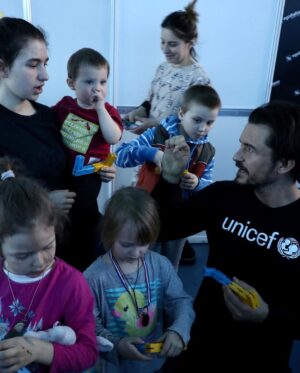 Orlando Bloom Instagram - Since the start of the war in #Ukraine, a child has become a refugee almost every single second. I’m in Moldova with @UNICEF meeting families who were forced to leave everything behind in search of safety.

Children in and outside of Ukraine need all the help you can give. Link in bio. 💙