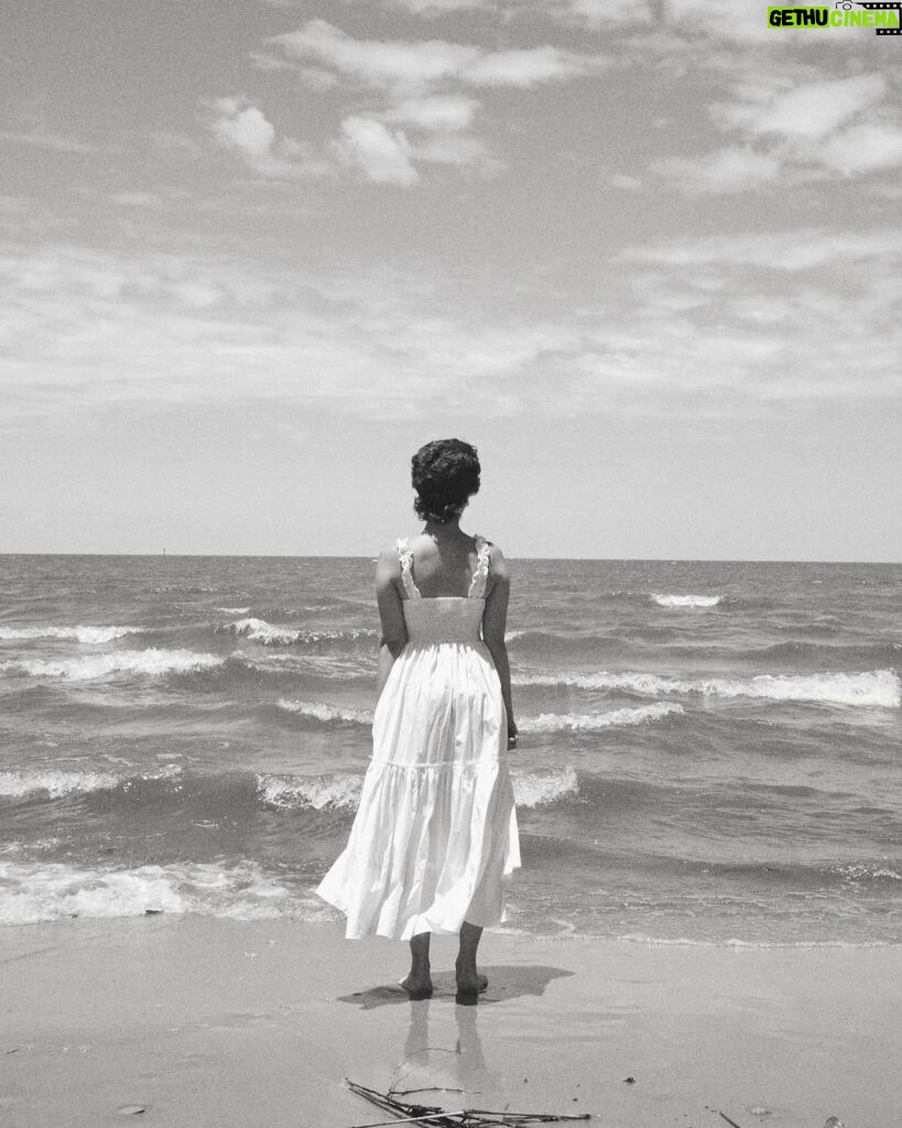 Ornella D'Elía Instagram - la sensación de cuando mojas los pies en el agua. esa sensación. absolutamente necesaria. (@camilafortunatoph gracias por este registro 🤍🕯️)