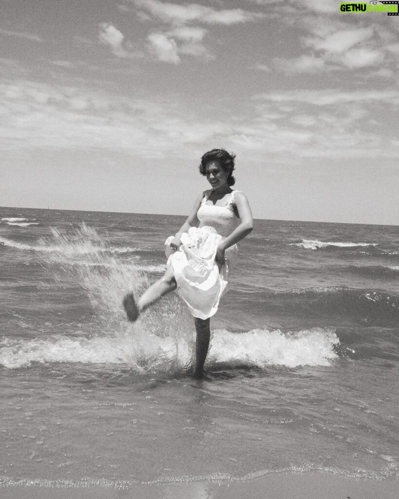 Ornella D'Elía Instagram - la sensación de cuando mojas los pies en el agua. esa sensación. absolutamente necesaria. (@camilafortunatoph gracias por este registro 🤍🕯️)