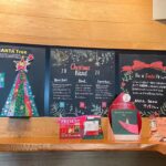 Osamu Suzuki Instagram - スタバのクリスマスキャンペーン、店内ではこんな風に絵本が置いてあります。スタバさんと僕がコラボして作った絵本「君だってサンタクロースかもしれない」です。 笑い方を忘れた人たちに、主人公の笑太君が笑い方を思い出させてあげる物語です！ 写真は赤坂見附店さんです。 全国の店舗にあります！ スタバのＨＰにいくと、デジタルで絵本が全部見られます！ 写真3枚目のＨＰの「Ｂｅ　ａ　Ｓａｎｔａドネーション」のところをクリックすると、そこに入れて読むページに行けます！ 是非見てください！
