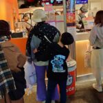 Osamu Suzuki Instagram - 渋谷のタピオカ屋に並ぶ 母と息子